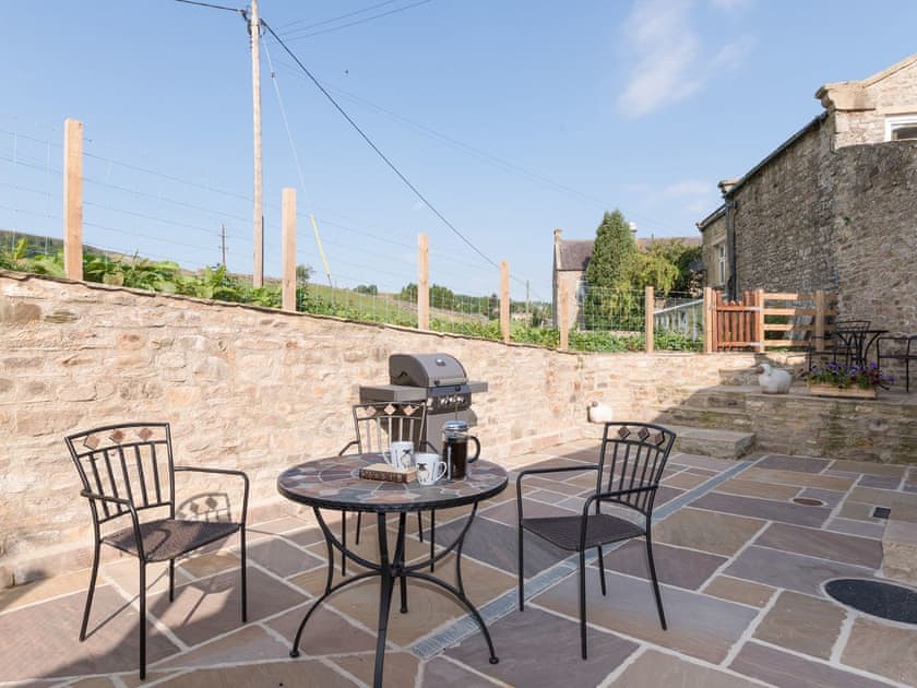Enclosed courtyard with outdoor furniture and BBQ | Abraham’s Cottage, Langthwaite, near Richmond