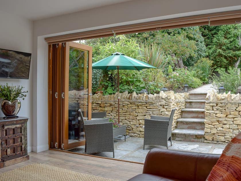 Light and airy living area with bi-fold doors to the garden | Cottage Retreat, Harvington, near Evesham