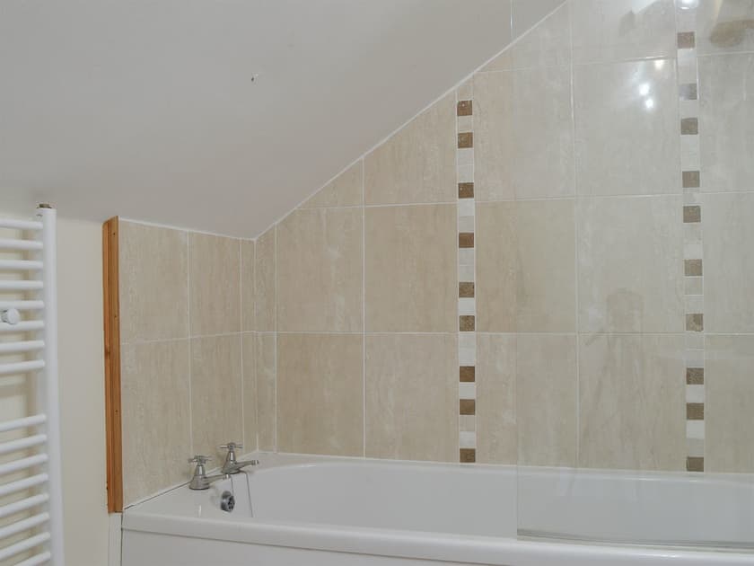 En-suite bathroom | The Stables - Smiths Farm Cottages, Charmouth, near Lyme Regis