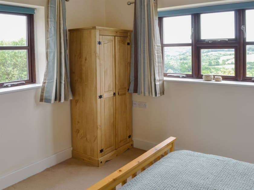 Double bedroom with kingsize bed and en-suite | The Barn - Smiths Farm Cottages, Charmouth, near Lyme Regis