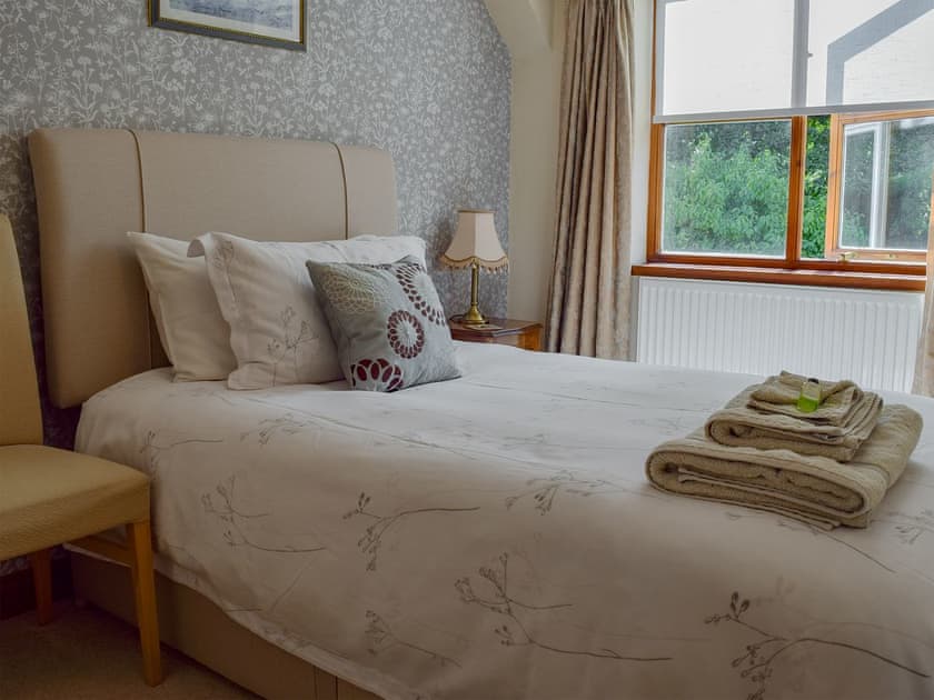 Attractive single bedroom | Russet Cottage, Moreton-in-Marsh