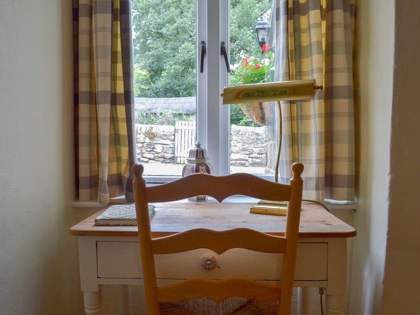 Lovely decortative features and furnishings | Jasmine Cottage - Brookfarm Cottages, Middle Mayfield, near Ashbourne