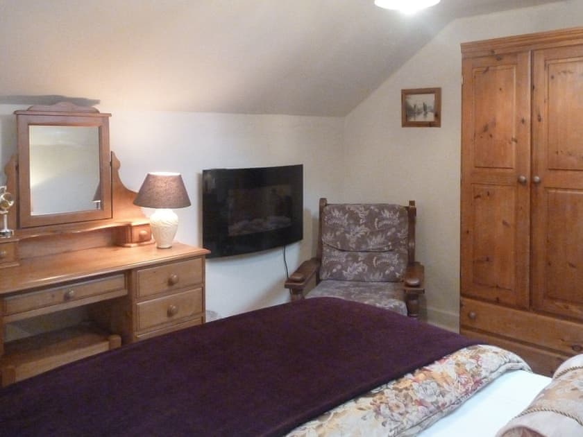 Dressing area and wall mounted electric fire in double bedroom | Red Kite Cottage, Maesymeillion, near New Quay