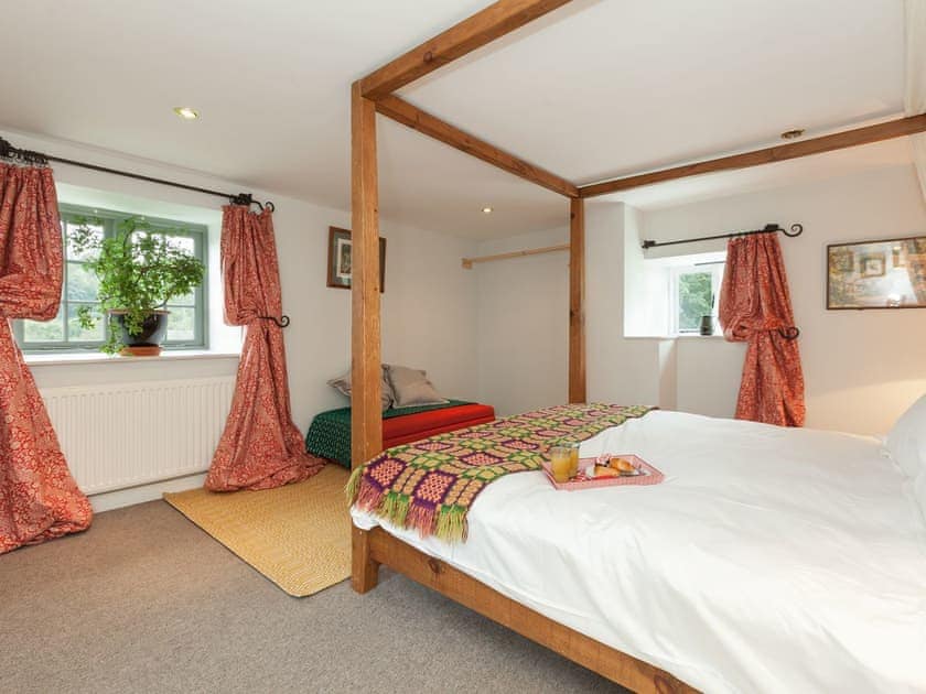 Spacious en-suite four poster bedroom | Rhydleos Mill, Llansilin, near Oswestry