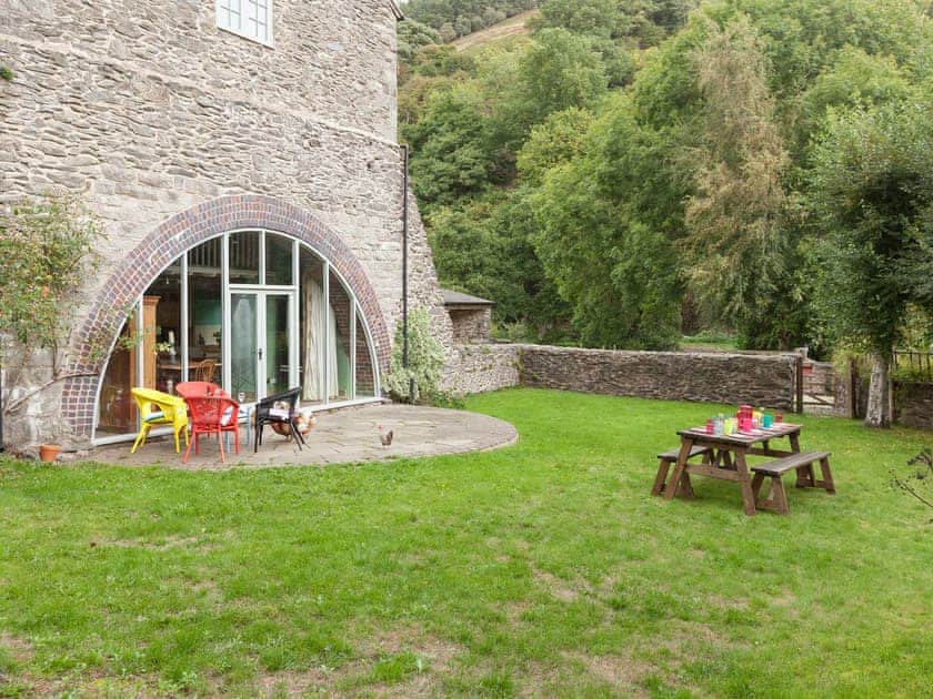 Lawned garden area | Rhydleos Mill, Llansilin, near Oswestry