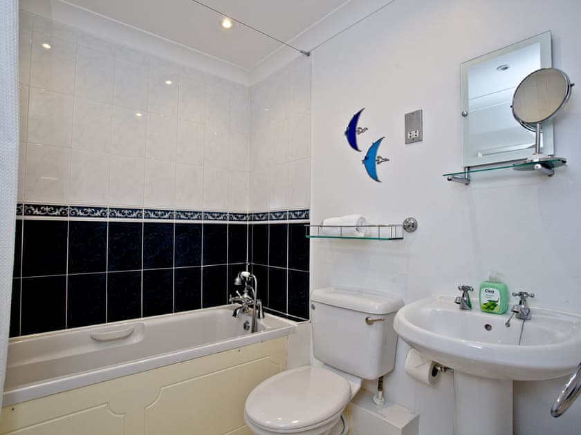 Bathroom | 2 Headland Point, Newquay