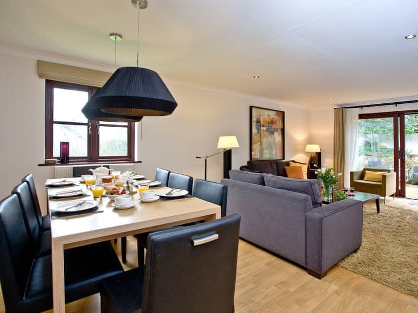 Wonderful dining area and adjacent living space | Clematis - Woodland Retreat, Wadebridge