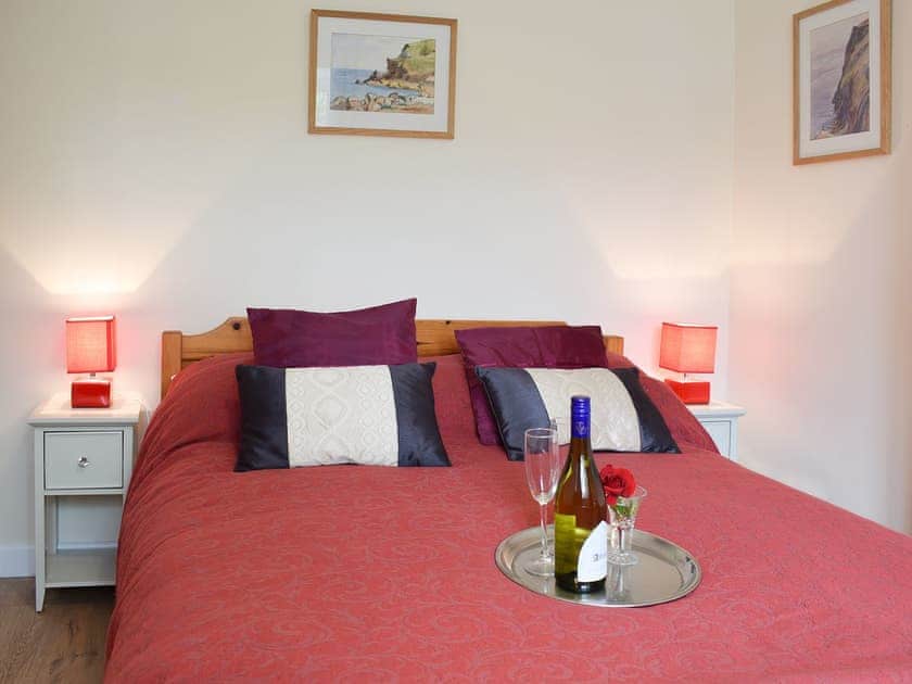 Inviting double bedroom | Glasfor, Llansantffraed, near Aberaeron