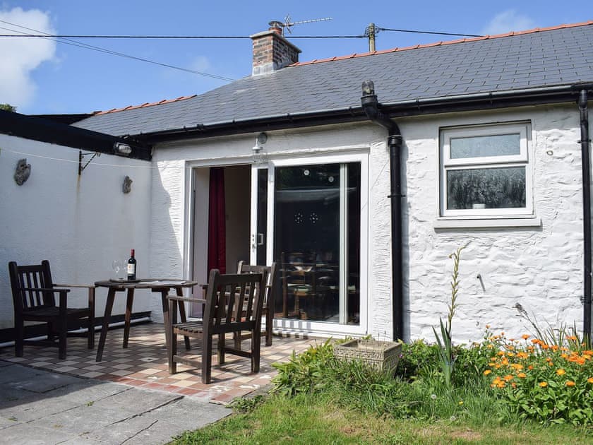 Charming paved area outside the living/dining room | Glasfor, Llansantffraed, near Aberaeron