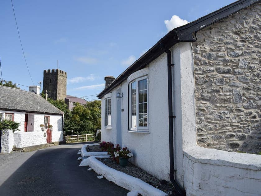 Situated in a small Welsh village near to the coast | Glasfor, Llansantffraed, near Aberaeron
