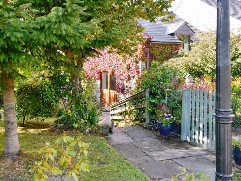 Attractive holiday home | Bryn Dedwydd Cottage, Eryrys, near Mold