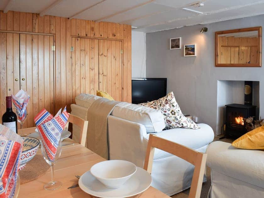 Cosy and comfortable living/dining room | Seadrift, New Quay