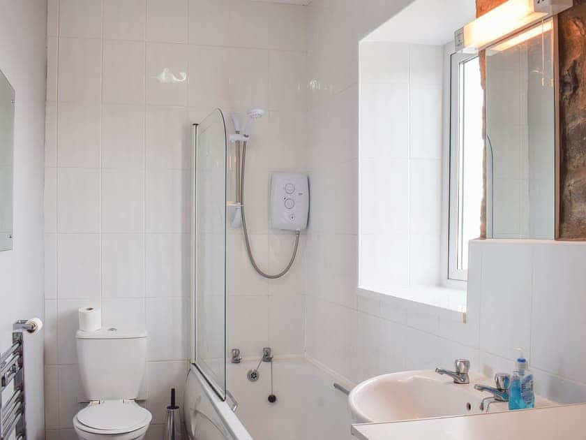 Bathroom with shower over the bath | Seadrift, New Quay