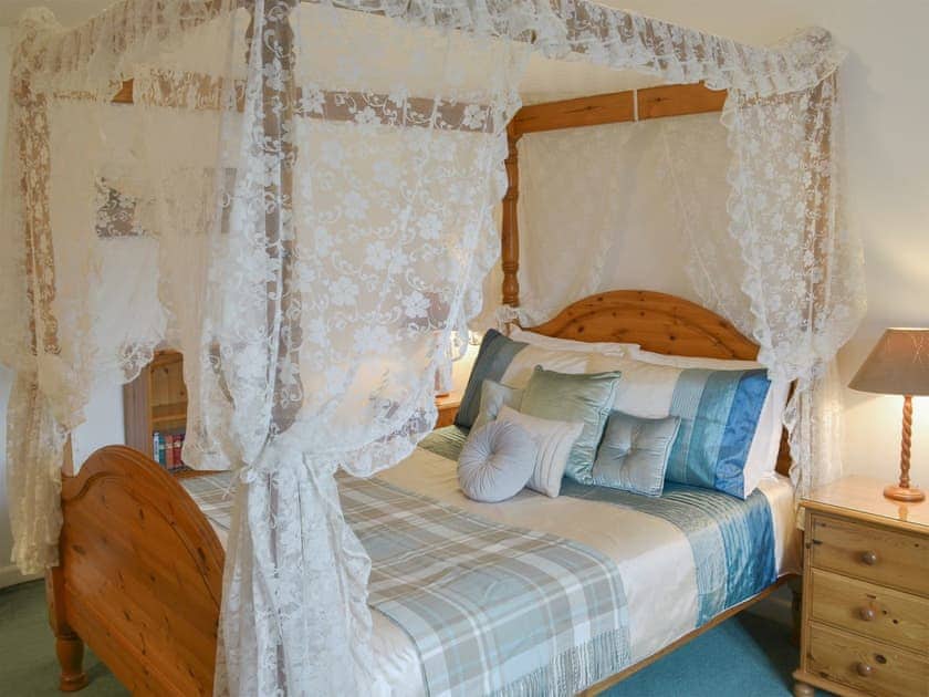 Peaceful four poster bedroom | Granny’s Cottage - Lanwithan Cottages, Lostwithiel