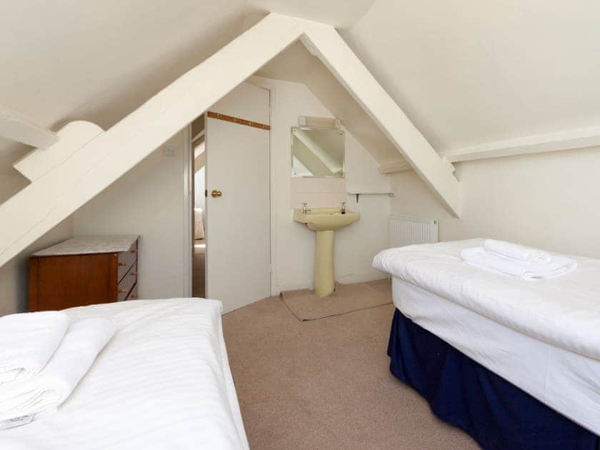 Good-sized twin bedroom  | Innisfree, Salcombe