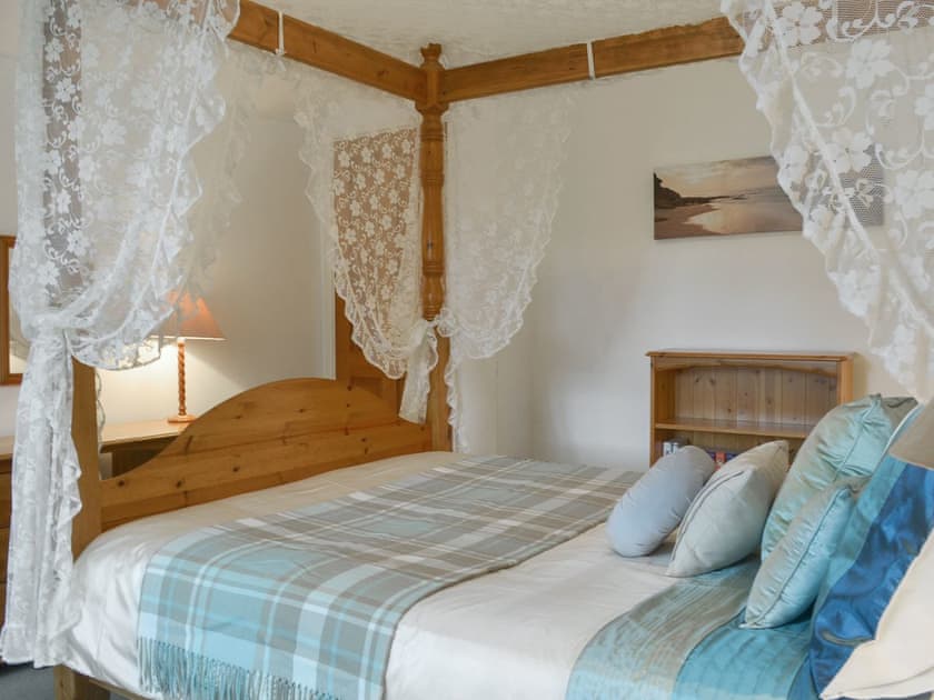 Relaxing four poster bedroom | Granny’s Cottage - Lanwithan Cottages, Lostwithiel