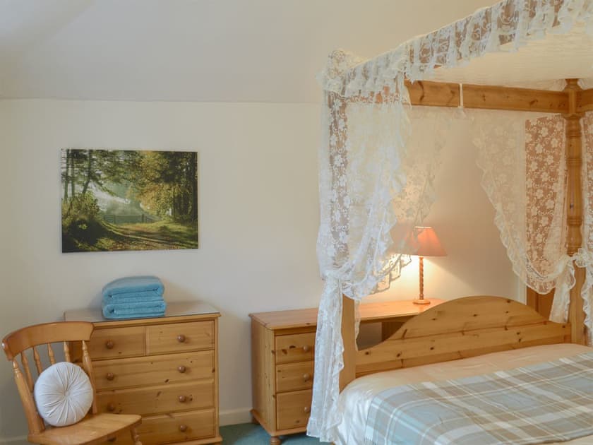 Spacious four poster bedroom | Granny’s Cottage - Lanwithan Cottages, Lostwithiel