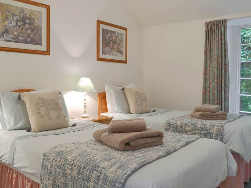 Comfy twin bedroom | Granny’s Cottage - Lanwithan Cottages, Lostwithiel
