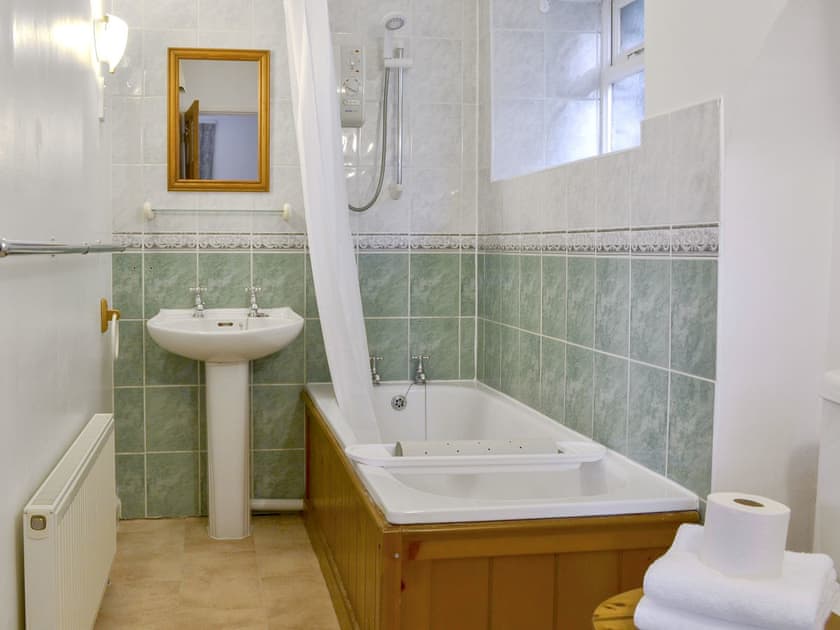 Bathroom | Granny’s Cottage - Lanwithan Cottages, Lostwithiel
