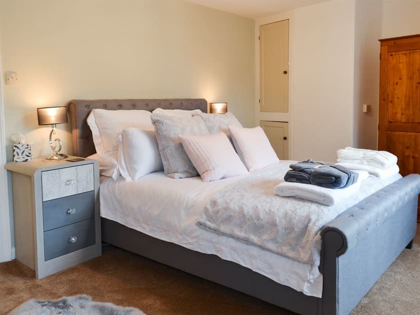Comfortable bedroom with kingsize bed | Anchor Cottage, Instow, near Bideford