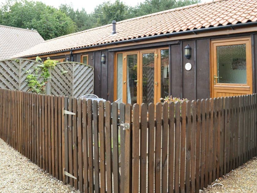 Attractive holiday home with enclosed patio area | Felgate - Thorpewood Cottages, Thorpe Market