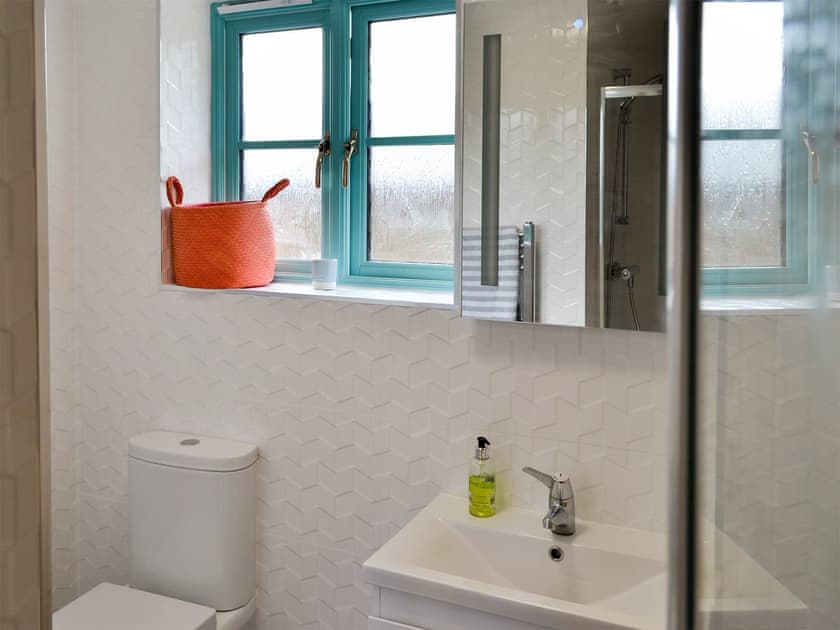 En-suite shower room | Eagle Owl Lodge, St Columb Major, near Padstow