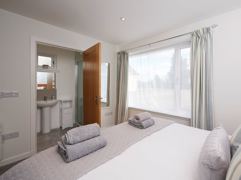Peaceful en-suite double bedroom | Barn Owl Cottage, Newton, near Tain