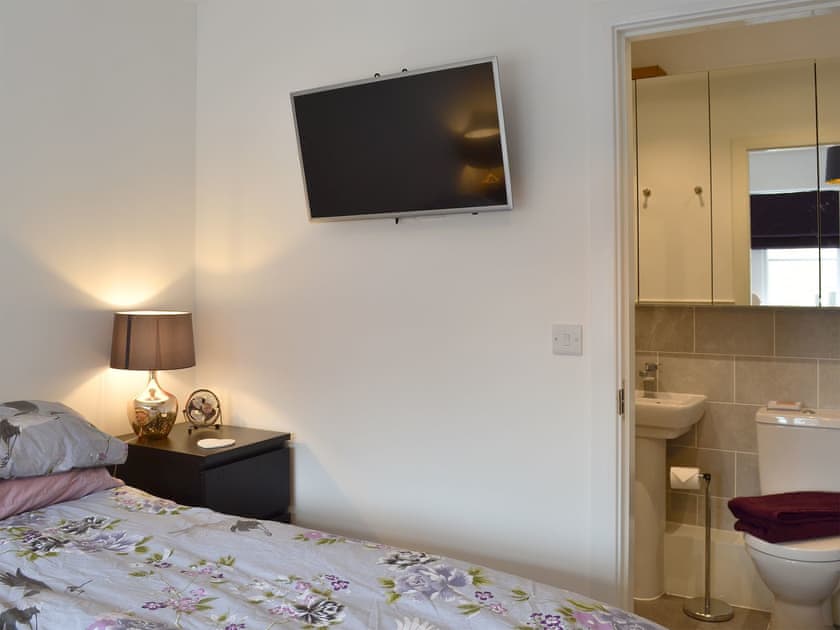 Bedroom with en-suite shower room | Shepley Mews, Glossop