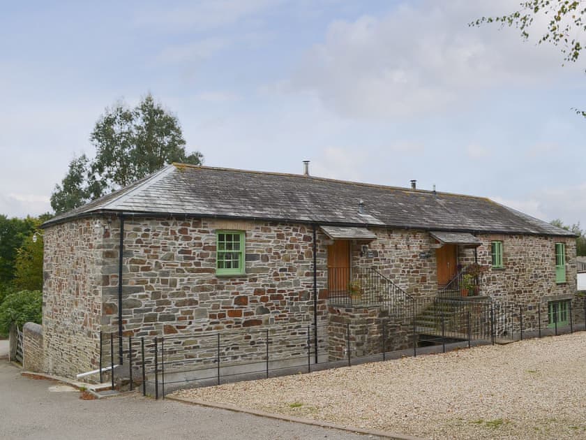Gravelled parking area and shared entrance | The Coach House - Pendewey Farm Cottages, Bodmin