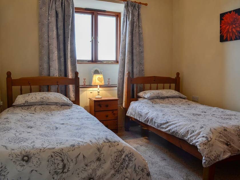 Cosy twin bedded room | The Barn, Talsarnau, near Harlech