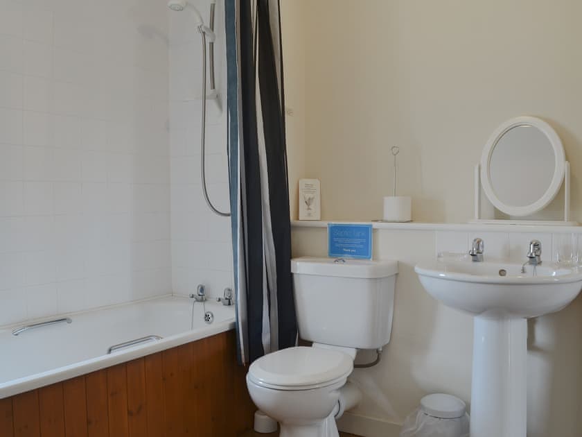 En-suite bathroom | Penrhyn Mawr, Aberdaron