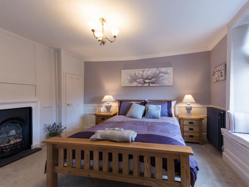 Comfortable bedroom with kingsize bed and en-suite | Beverley Minster House, Beverley