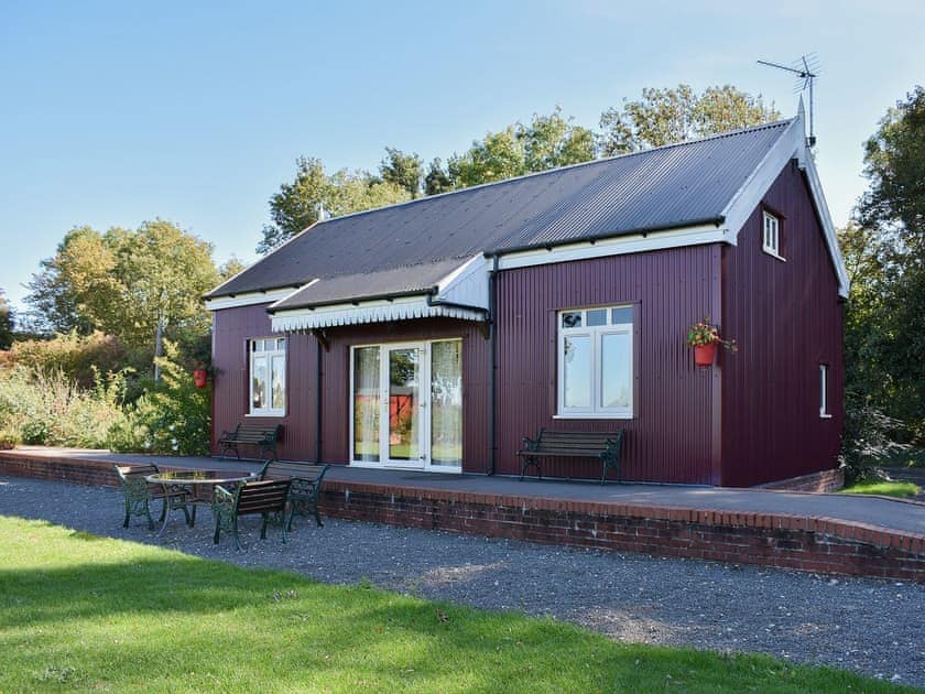 Quirky holiday cottage perched on a disused railway platform | The Station House - Brockford Railway Sidings, Brockford, near Stowmarket