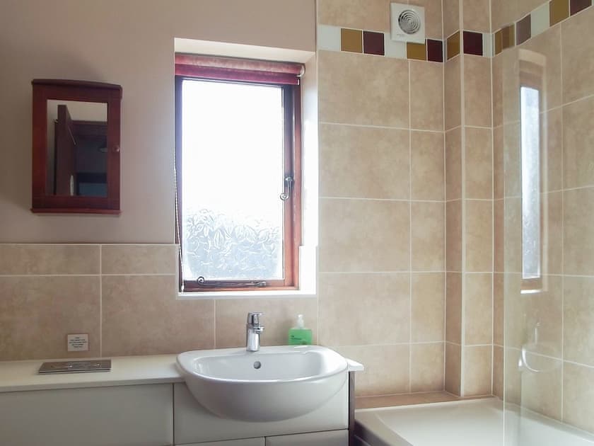Lovely bathroom with shower over the bath | Kay’s Cottage, Buckfastleigh