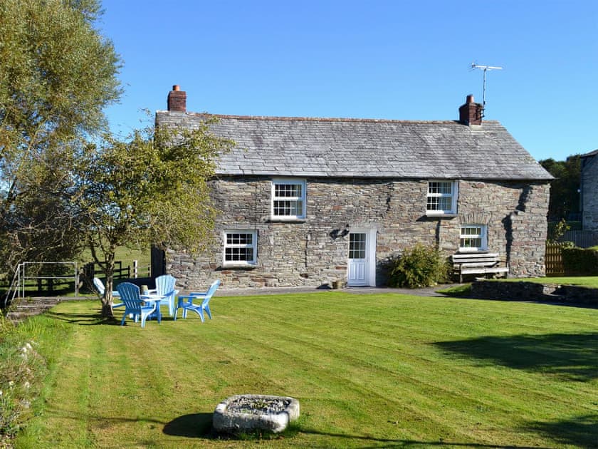  Large garden with garden furniture and barbecue | Nan-Tis, St Issey, near Padstow