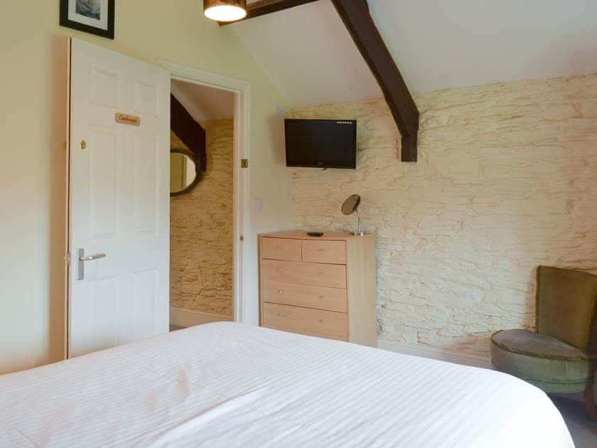Exposed wood beams in double bedroom | Paddock Cottage - Trimstone Manor Cottages, Trimstone, near Woolacombe