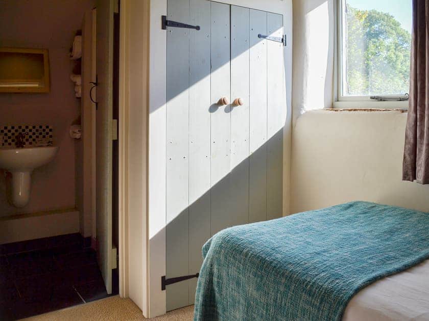 Twin bedroom with en-suite | Megs Cottage Butterton, Butterton, near Leek