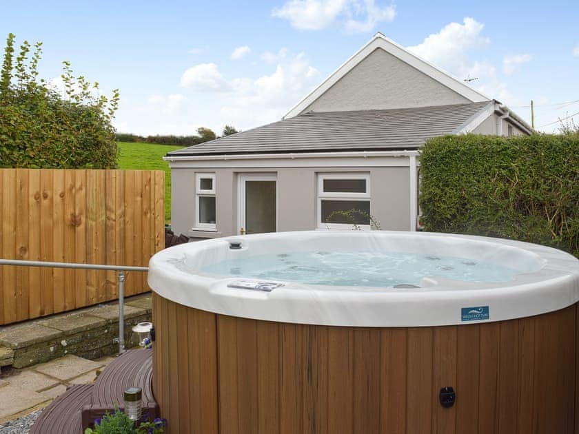Hot tub | Ty Canol, Llansaint, near Kidwelly