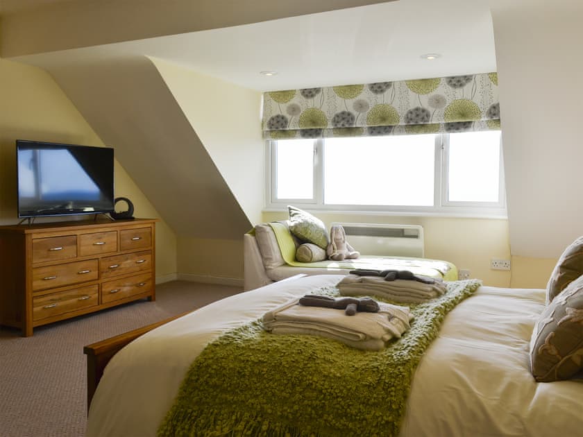 Spacious double bedroom with sea views | Morlais, Llanaber, near Barmouth