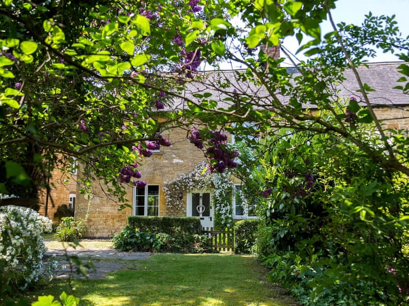 Charming semi-detached Cotswolds stone cottage | Yew Tree Cottage, Willsersey, near Broadway