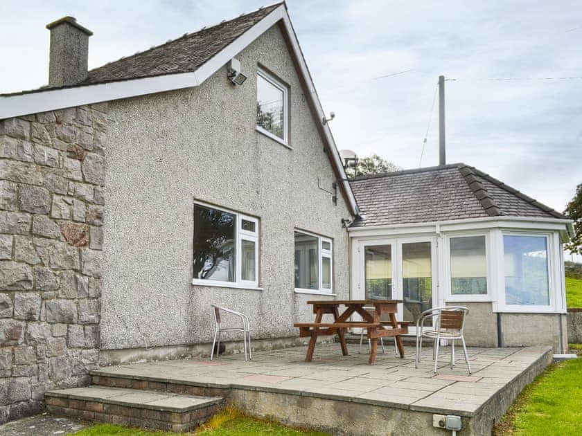 Patio with garden furniture | Rhandir-Mwyn, Pontllyfni, near Caernarfon
