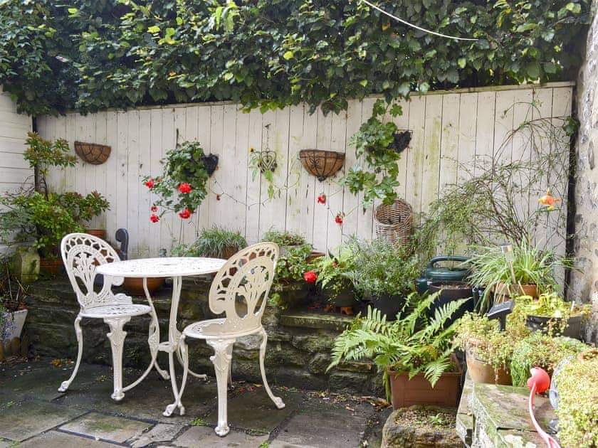 Fully enclosed courtyard with outdoor furniture | Yew Tree Cottage, near Corbridge