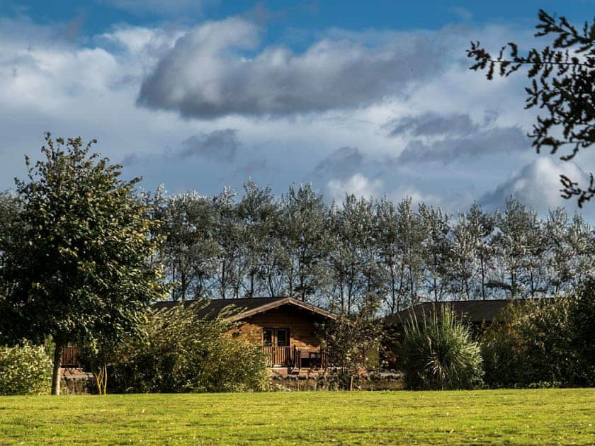 Garden and grounds | Lake View Lodges, Old Leake, near Boston