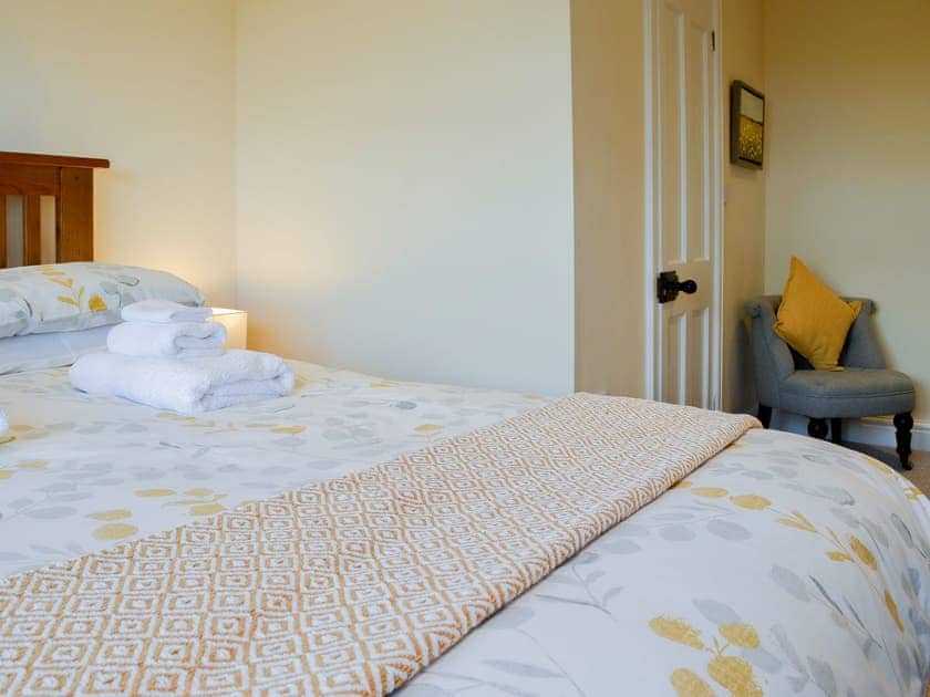 Inviting double bedded room | Zonnebloem, Brymbo, near Wrexham