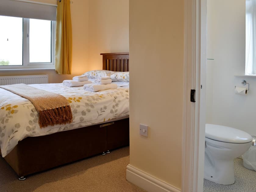 Double bedroom with en-suite | Zonnebloem, Brymbo, near Wrexham