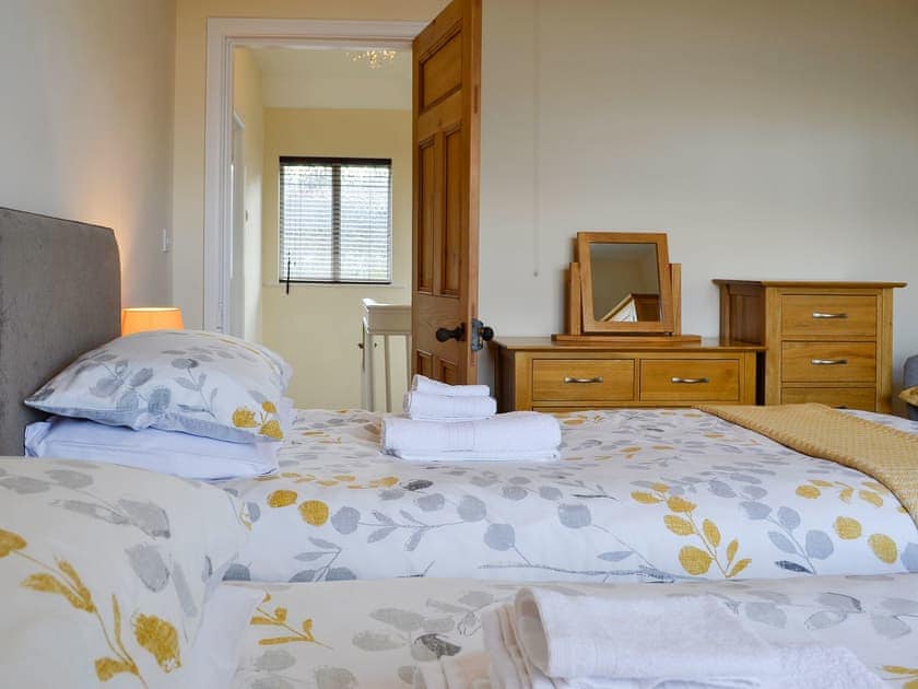 Pretty twin bedroom | Zonnebloem, Brymbo, near Wrexham