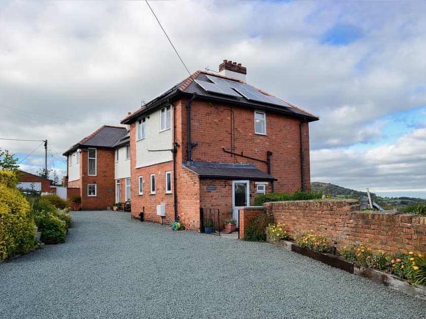 Delightful holiday home with parking | Zonnebloem, Brymbo, near Wrexham
