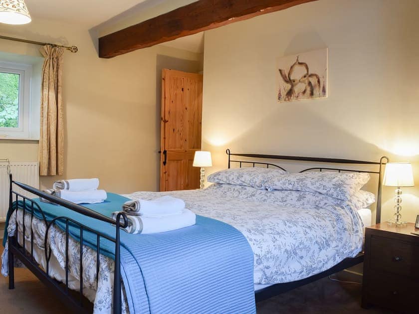 Cosy and warm double bedroom with beams | Kings Court, Kettlewell near Buckden
