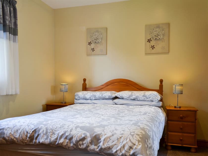 Double bedroom with en-suite shower room | Black Horse Cottage, Pentraeth, near Beaumaris