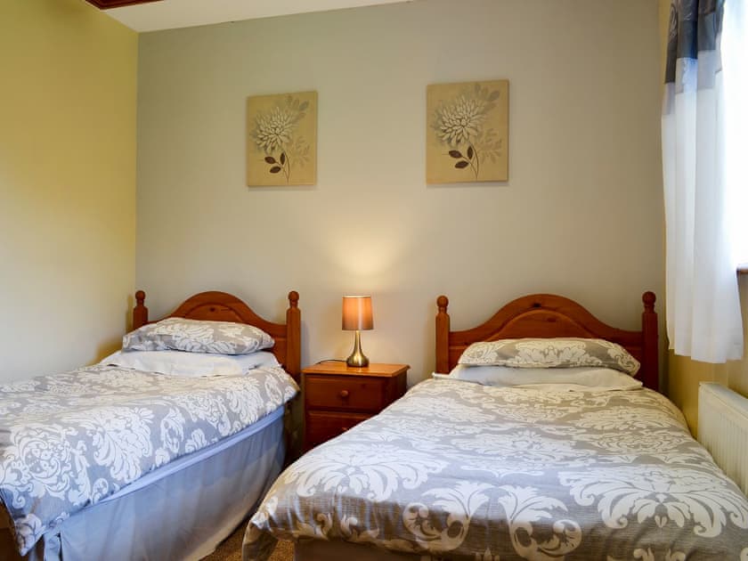 Twin bedroom with en-suite bathroom | Black Horse Cottage, Pentraeth, near Beaumaris